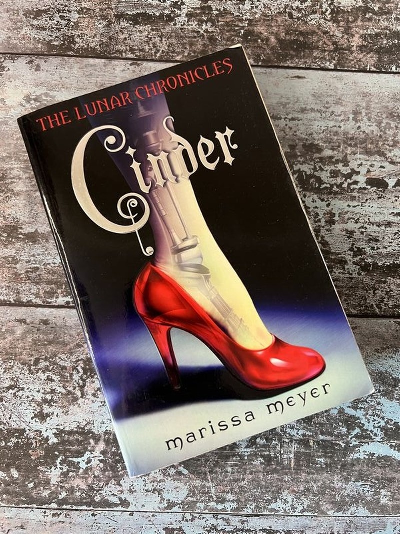Cinder by Marissa Meyer