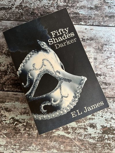 Fifty Shades Darker by E L James