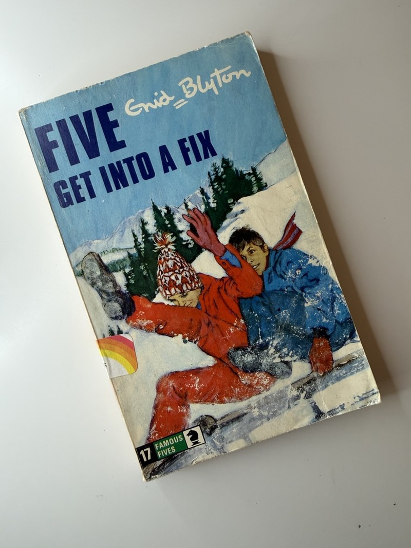 Five Get Into a Fix by Enid Blyton