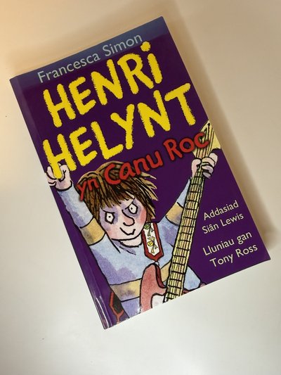 Henri Helynt yn Canu Roc by Francesca Simon