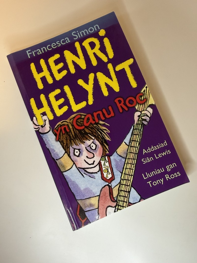 Henri Helynt yn Canu Roc by Francesca Simon