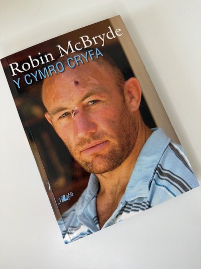 Y Cymru Cryfa by Robin McBryde