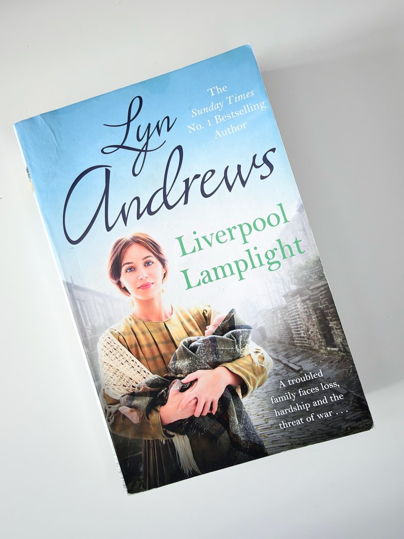 Liverpool Lamplight by Lyn Andrews