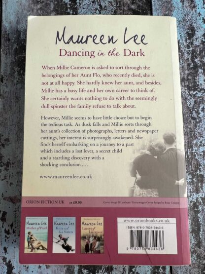 An image of a novel by Maureen Lee - Dancing in the Dark