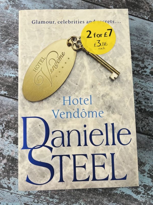 An image of a book by Danielle Steel - Hotel Vendôme
