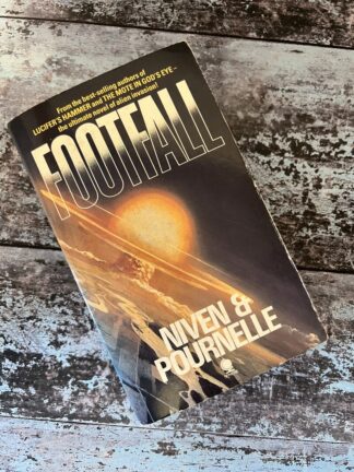 An image of a book by Jerry Pournelle and Larry Niven - Footfall