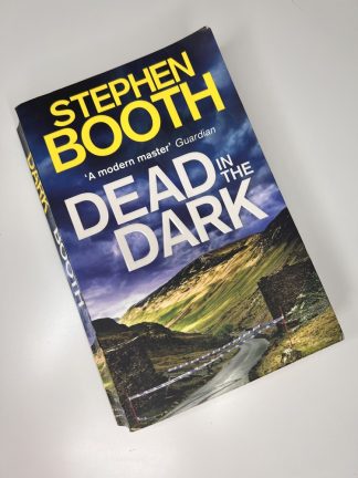 An image of the book Dead in the Dark by Stephen Booth
