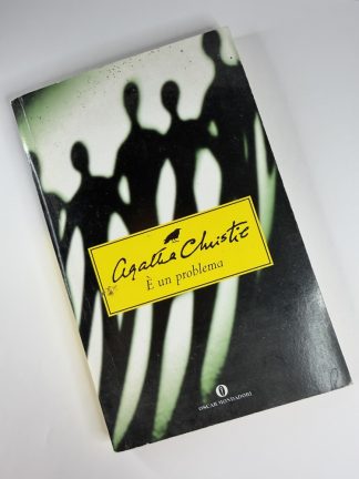 An image of the book è un problema by Agatha Christie