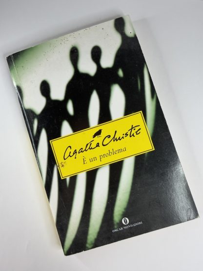 An image of the book è un problema by Agatha Christie