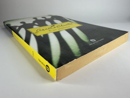 An image of the book è un problema by Agatha Christie